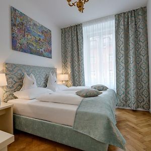 Zimmer mit Kingsize-Bett